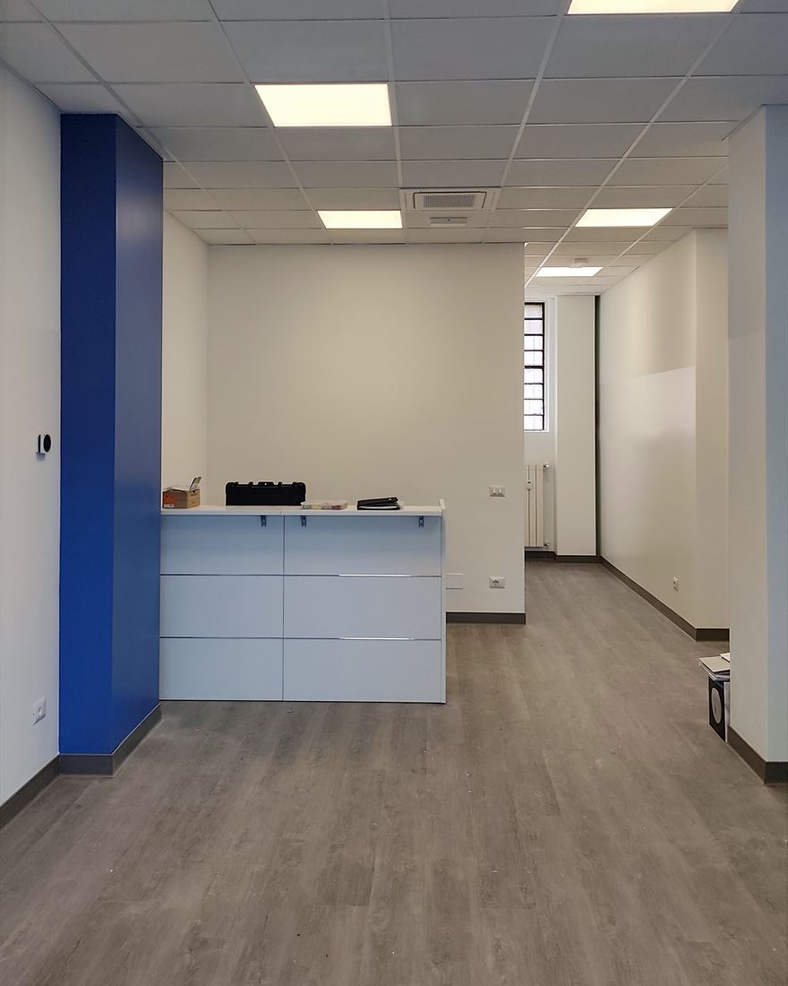 Uffici con illuminazione LED e impianto elettrico realizzati da Rigolab