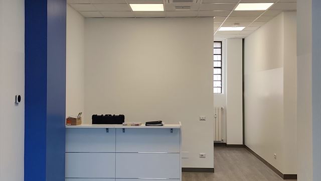 Uffici con pannelli LED a soffitto e impianto elettrico nuovo