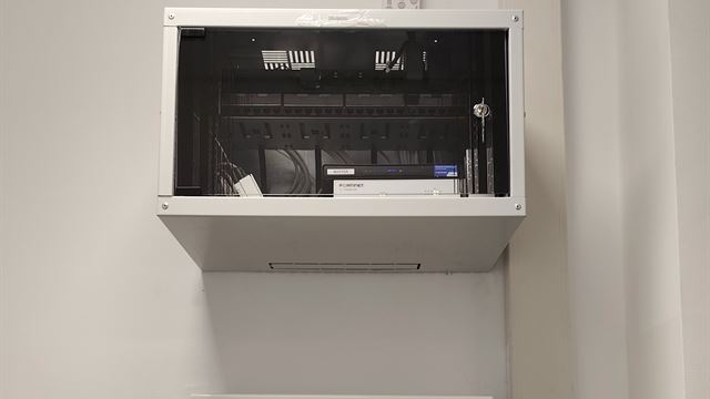 Rack dati installato sopra il quadro elettrico di distribuzione