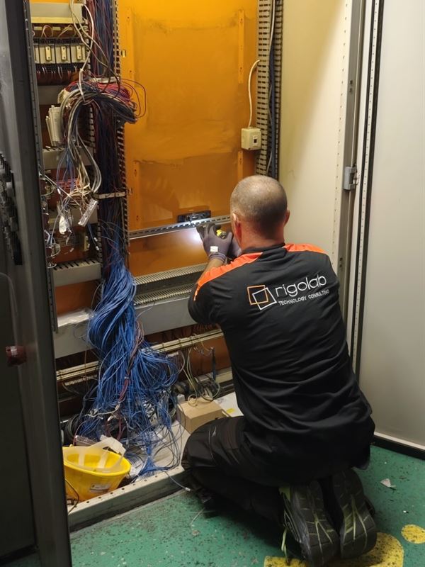 Durante: tecnico Rigolab al lavoro sul quadro svuotato