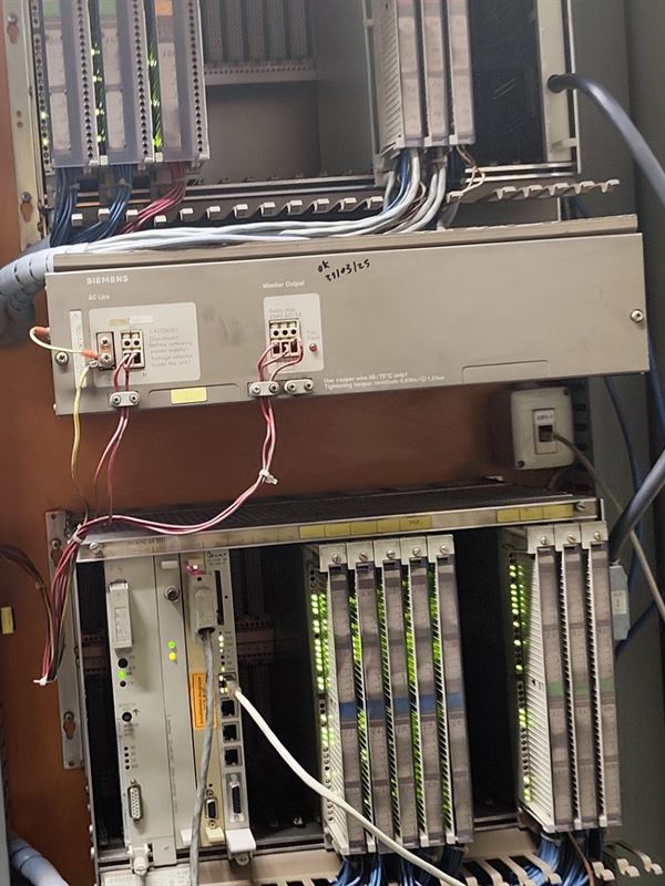 Prima: vecchio PLC Siemens Simatic S5 nel quadro della macchina